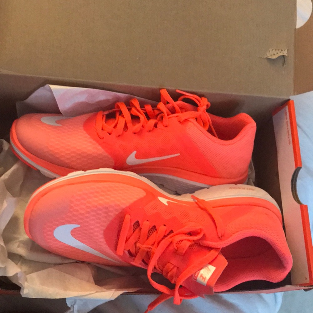 Pink & White Nike FS LITE RUN 3
